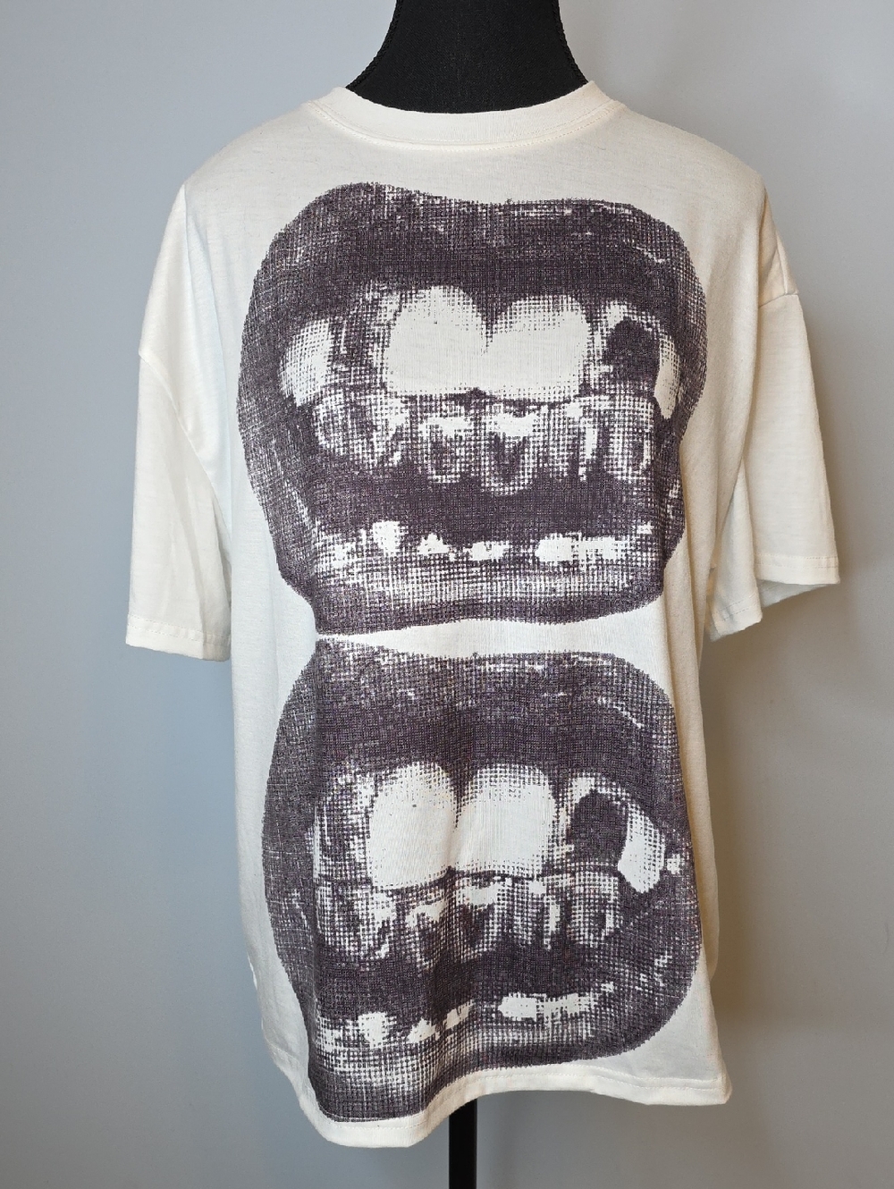 Graphic Short Sleeve Tee with Black Mouth Print - Unbranded